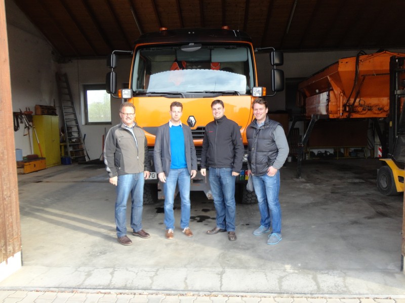 Bauhofleiter Reinhold Weiß mit den künftigen Stadträten Florian Mock, Alexander Schweikl und Tobias Beer